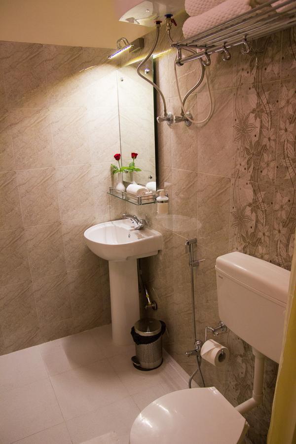 Hotel Park Riviera Гувахати Екстериор снимка
