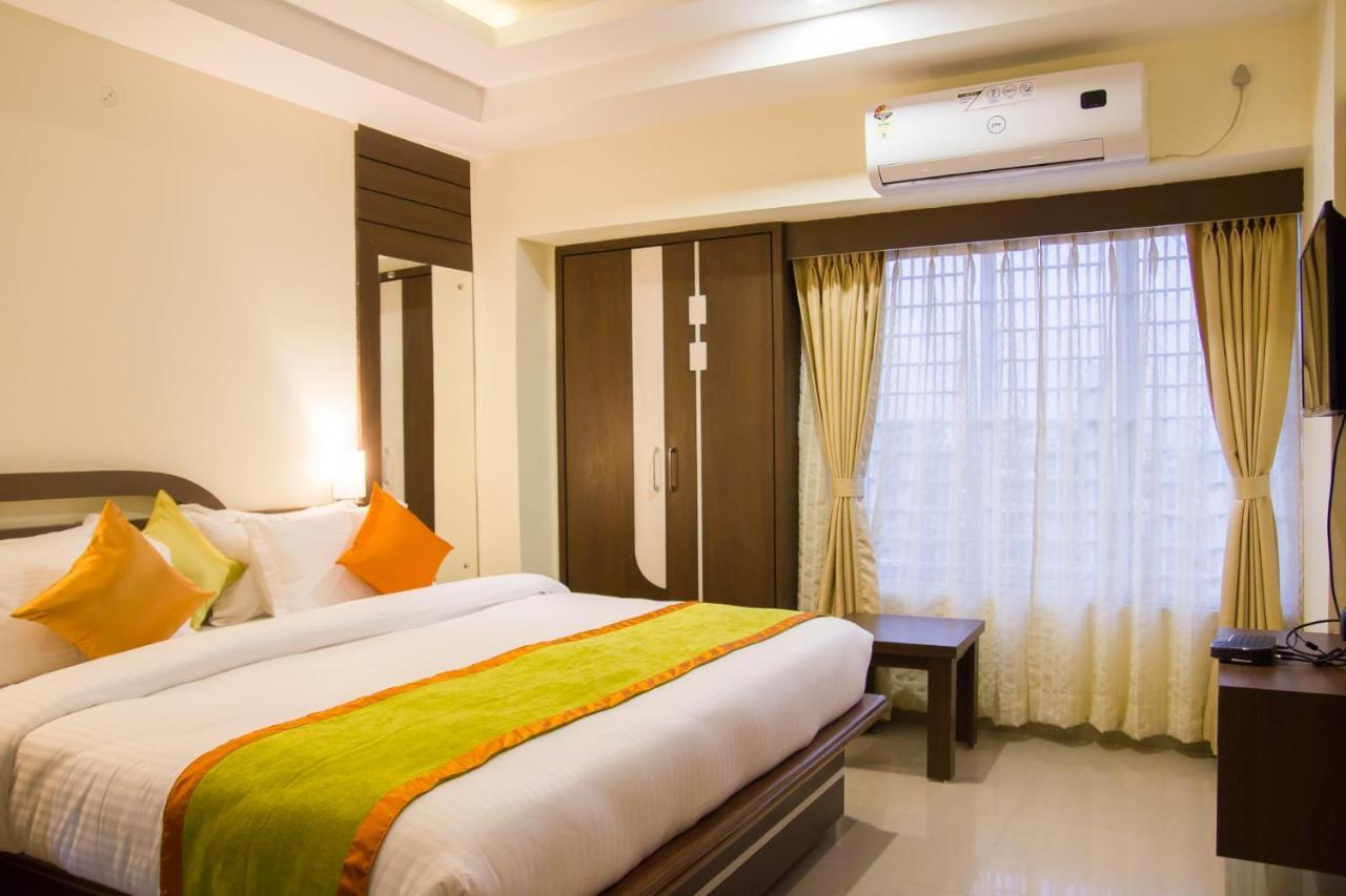 Hotel Park Riviera Гувахати Екстериор снимка