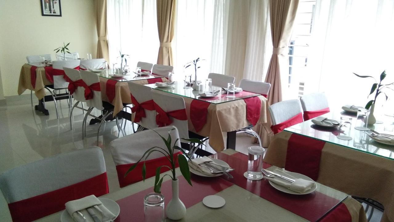 Hotel Park Riviera Гувахати Екстериор снимка