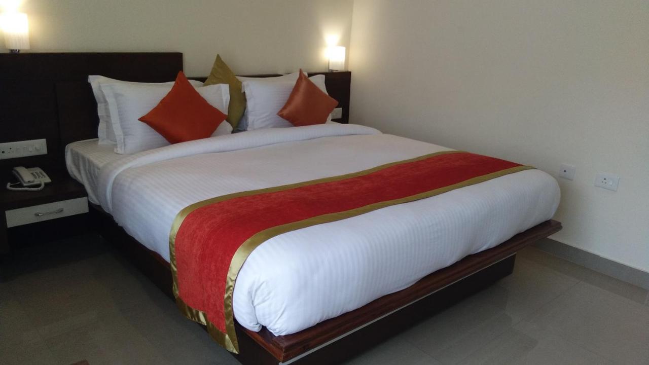 Hotel Park Riviera Гувахати Екстериор снимка