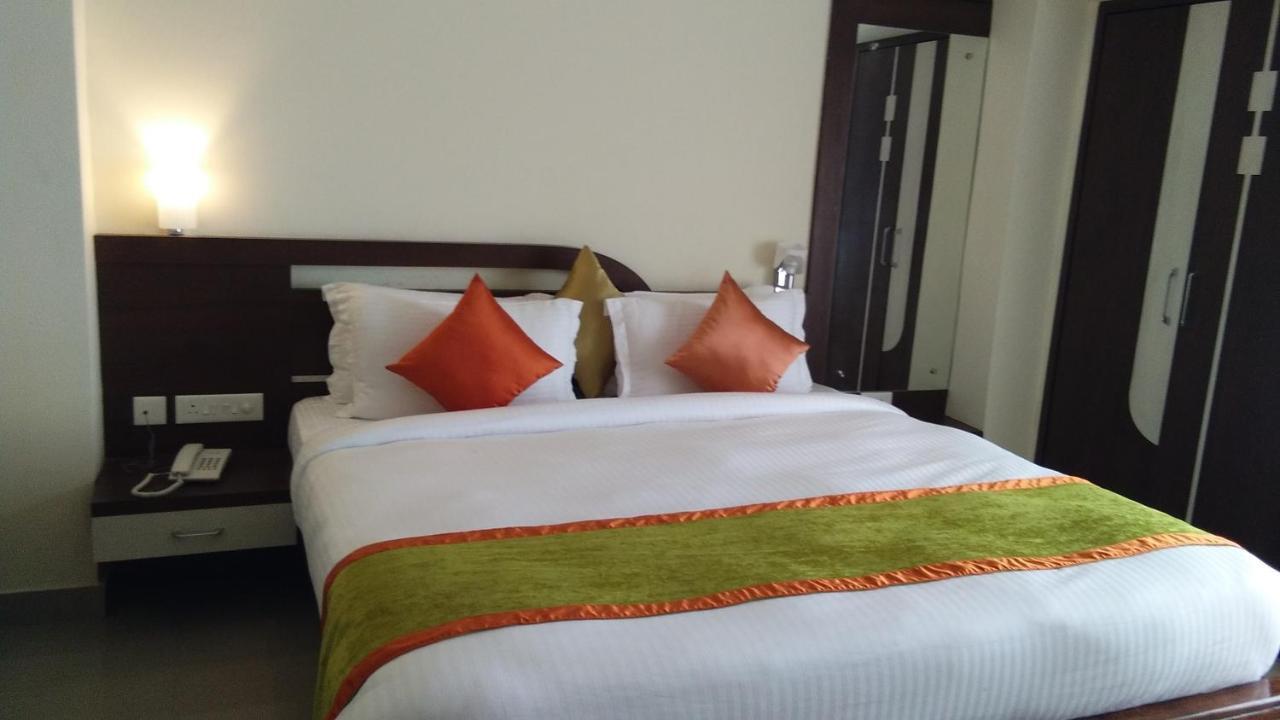 Hotel Park Riviera Гувахати Екстериор снимка