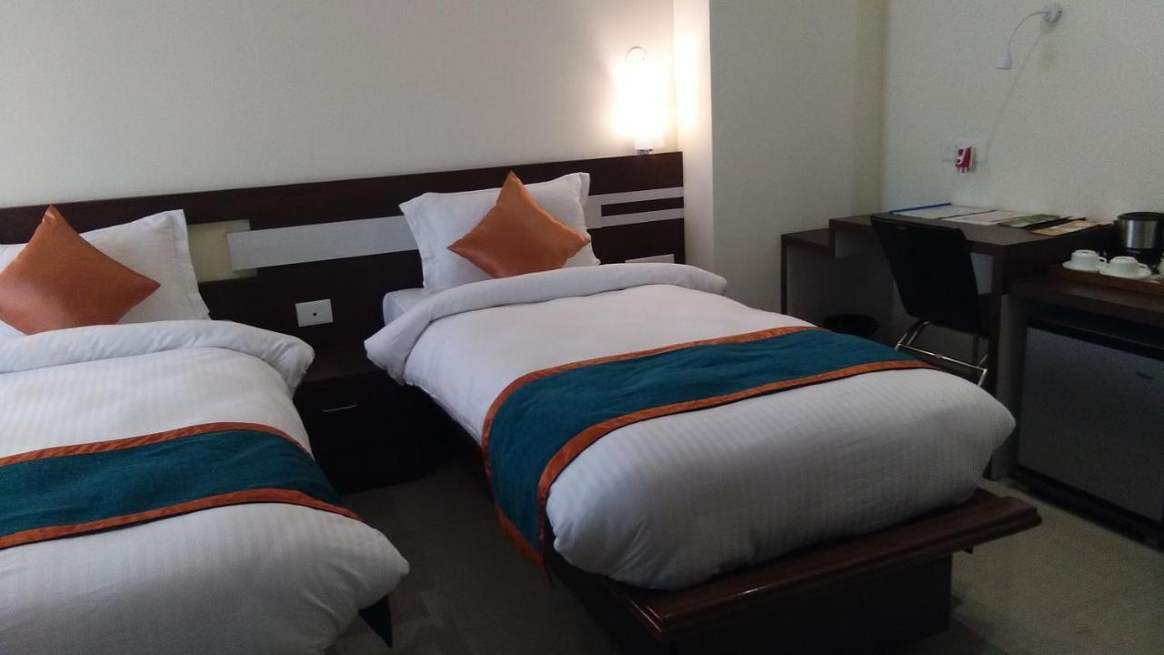 Hotel Park Riviera Гувахати Екстериор снимка