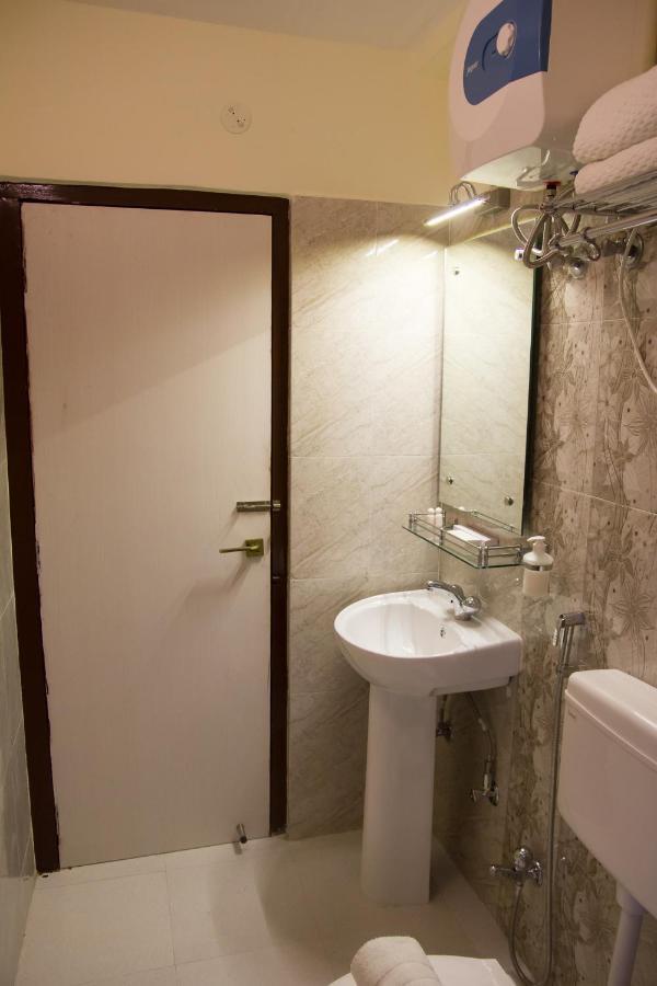 Hotel Park Riviera Гувахати Екстериор снимка