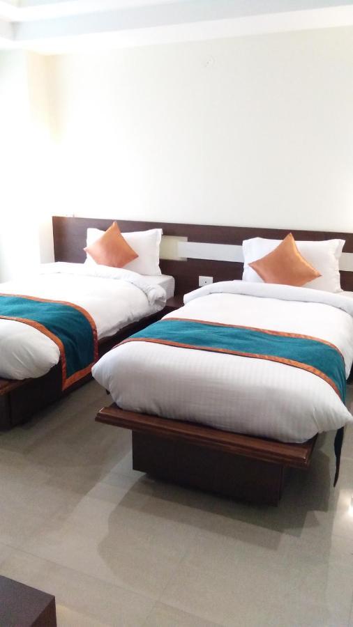 Hotel Park Riviera Гувахати Екстериор снимка