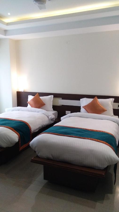 Hotel Park Riviera Гувахати Екстериор снимка