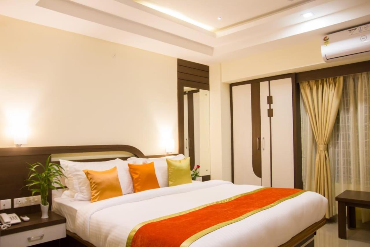 Hotel Park Riviera Гувахати Екстериор снимка