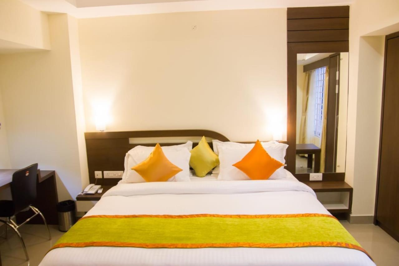 Hotel Park Riviera Гувахати Екстериор снимка
