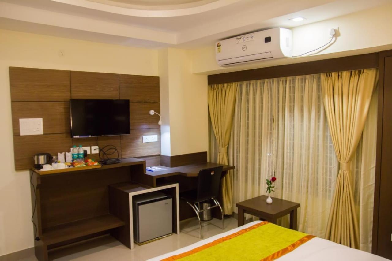Hotel Park Riviera Гувахати Екстериор снимка